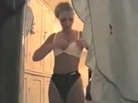 Мужик подглядывает в окно за загорелой девушкой и снимает её заросшую мохнатку