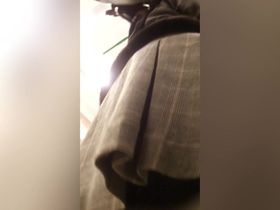 Парень в торговом центре заглядывает молодым девкам и женщинам под юбки