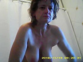 Зять установил в ванной камеру и снял волосатую манду и сиськи старой тёщи