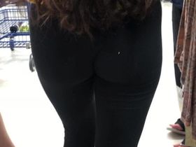 Парень снимает в магазине длинноволосую девку в чёрных леггинсах