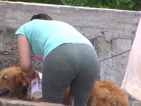 Любительское видео со зрелой домохозяйкой в лосинах снятое соседом