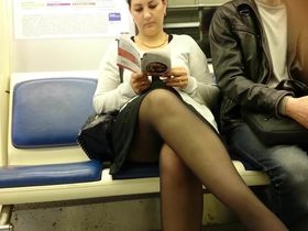 Парень в метро заглянул длинноногой милфе под юбку и снял ей ляжки