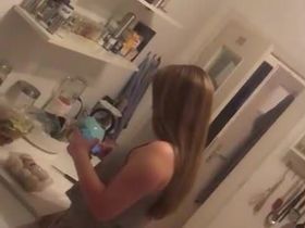 Пацан через окно снимает на кухне круглую задницу девки в коротких шортах