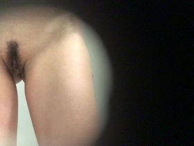 Девка одевает трусики и лифчик и показывает волосатую щель и красивые титьки