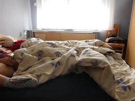 Молодая жена мастурбирует в постели до оргазма рядом со спящим мужем