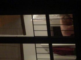 Высокая девушка разделась перед окном догола и показала крепкую попку