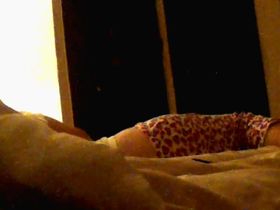 Замужняя баба смотрит в постели порнушку и натирает вагину пальцами