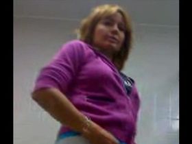 Зрелая женщина показала круглый зад и помочилась в туалете перед скрытой камерой