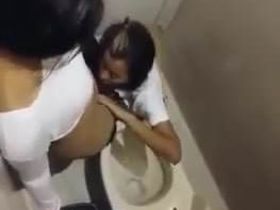 Кунилингус в ночном клубе в туалете для пьяной тёлки от её подруги лесбиянки