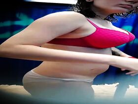 Грудастая телка засветила формы в пляжной кабинке