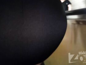 Красные стринги под юбкой красивой девки