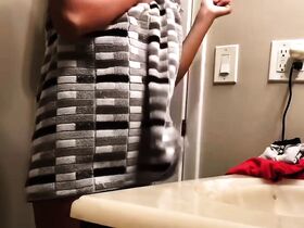 Подглядывание за голой подругой в ванной