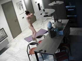 Спортсменка делает зарядку в голом виде