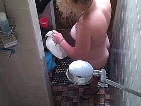 Заснял на камеру грудастую соседку