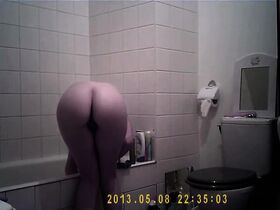 Волосатая девка принимает ванную