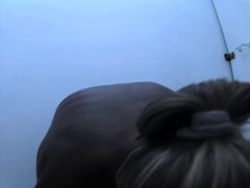 Загорелая дама принимает душ на пляже