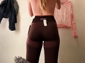 Девушка в примерочной засветила голое тело